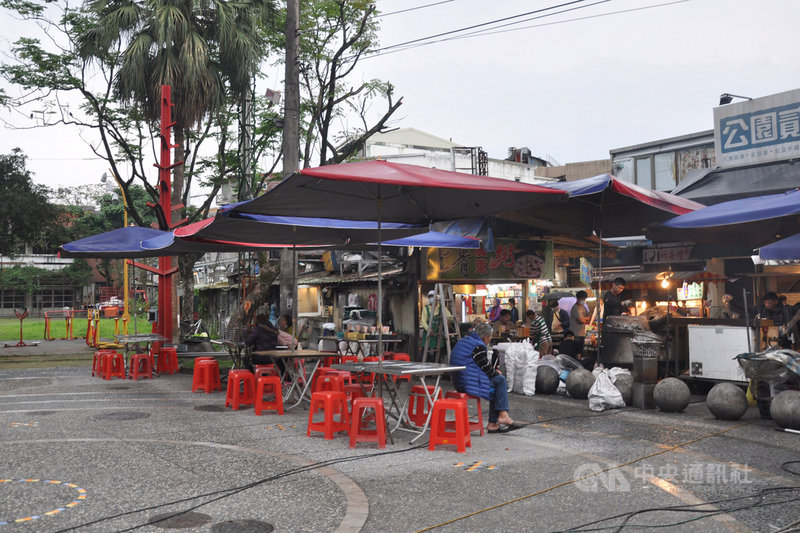 宜蘭縣羅東鎮長吳秋齡11日表示,為維持羅東夜市消費者用餐安全距離,鎮公所已允許設立在中山公園四周的攤販,防疫期間可將桌椅設在公園內。中央社記者沈如峰宜蘭縣攝 109年4月11日