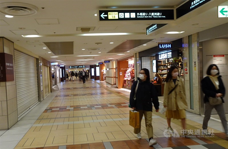 東京5日新增143例2019冠狀病毒疾病(COVID-19,武漢肺炎)病例,東京都知事小池百合子呼籲市民盡量少出門,防止疫情擴大,東京車站地下街變得冷清。中央社記者楊明珠東京攝 109年4月5日