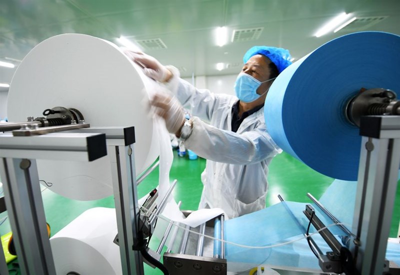 比利時聯邦政府部長德巴克表示,從中國進口的300萬片FFP2規格口罩,全不符合所需的品質標準。圖為中國口罩工廠工人正在生產出口海外的一次性醫用口罩。(中新社提供)