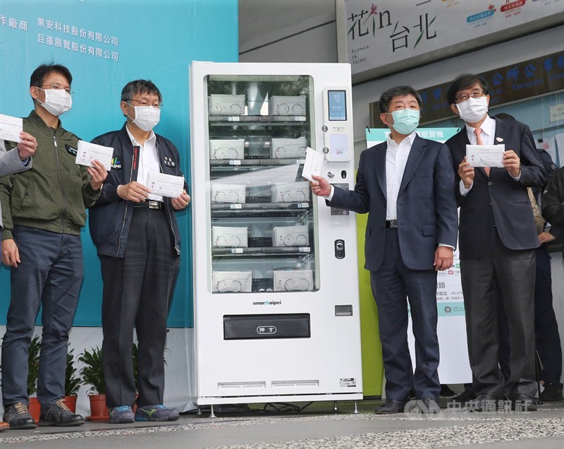 台北市政府與衛生福利部及中央健保署合作,共同推動「實名制口罩自動販賣系統」試辦計畫,衛福部長、中央流行疫情指揮中心指揮官陳時中(右2)、健保署長李伯璋(右1)與台北市長柯文哲(左2)11日出席系統上線記者會,親自試用口罩販賣機。中央社記者郭日曉攝 109年4月11日