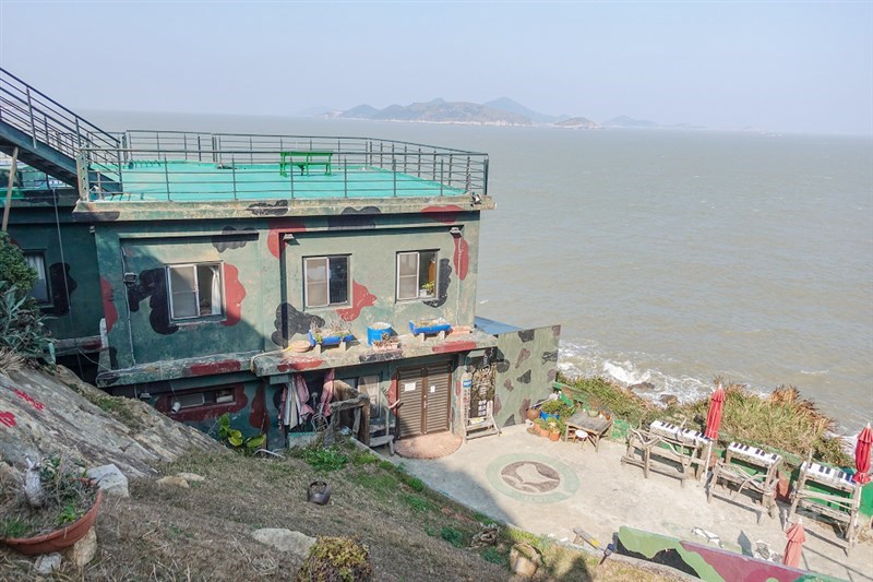 俯瞰刺鳥咖啡書店,遺世獨立的懸在崖邊,看似有些孤獨。(中央社記者林俊耀攝)