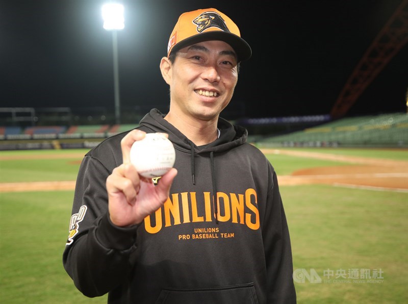 中職全球率先開打受矚目,12日中信兄弟隊與統一獅隊交手成開季首戰,遲來的職棒球季首戰就是延長賽,獅隊最終以4比1拿勝,代理總教練「餅總」林岳平收下執教生涯首勝,賽後林岳平開心拿著執教首勝球。中央社記者張新偉攝 109年4月12日
