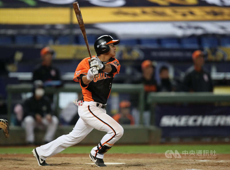 中華職棒因應武漢肺炎疫情採閉門開打,12日在洲際棒球場進行中信兄弟隊與統一獅隊比賽,延長賽11局獅隊陳傑憲敲致勝二壘打,率隊4比1拿勝。中央社記者張新偉攝 109年4月12日
