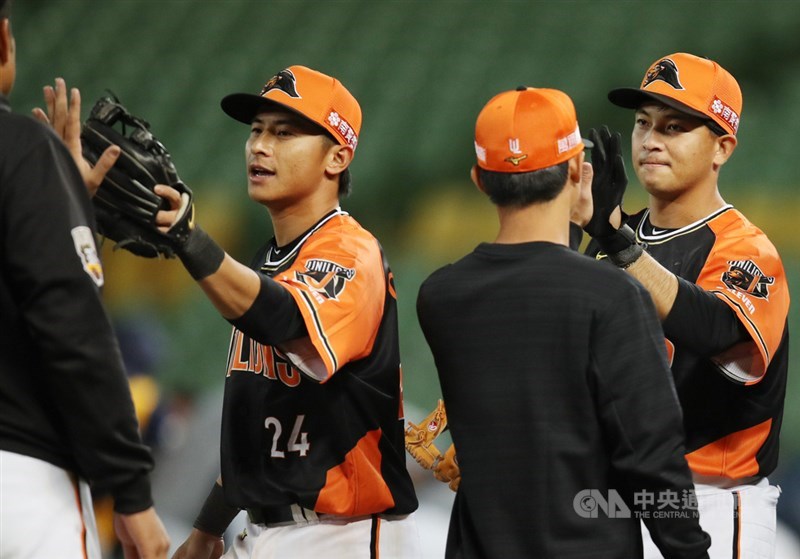 中職全球率先開打受矚目,12日中信兄弟隊與統一獅隊交手成開季首戰,鏖戰至延長賽第11局,獅隊陳傑憲(左)二壘打送回超前分,郭阜林(右)二壘打再添2分保險分,獅隊最終順利搶下開季首勝。中央社記者張新偉攝 109年4月12日