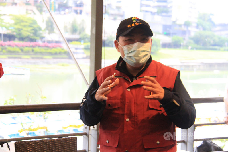 新北市一名員警因用腳踹遭取締無照駕駛的少年頭部，被處分申誡；新北市長侯友宜（圖）12日受訪表示，任何在現場逮捕人犯的強勢作為他都支持，「但不能逾越已經完成所有執法動作以後，沒有必要的動作」。中央社記者葉臻攝　109年4月12日