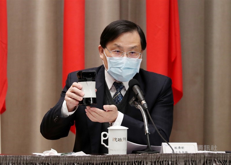工研院研發利用核酸分子檢測的快篩試劑,可從武漢肺炎潛伏期進行檢測,一小時內可完成快篩,最快今年7月量產,經濟部次長林全能13日在記者會上展示快篩檢測儀的雛型。中央社記者張皓安攝 109年4月13日