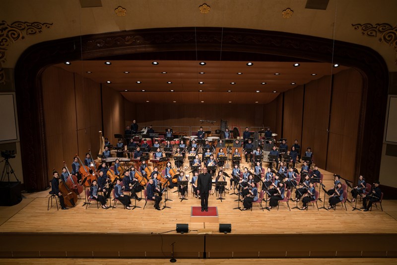 武漢肺炎疫情延燒，國內表演藝術產業遭受巨大衝擊，台北市立國樂團18日將在中山堂中正廳舉行「網路直播音樂會－台灣加油」，由團長鄭立彬指揮樂團演出。（北市國提供）中央社記者趙靜瑜傳真　109年4月13日
