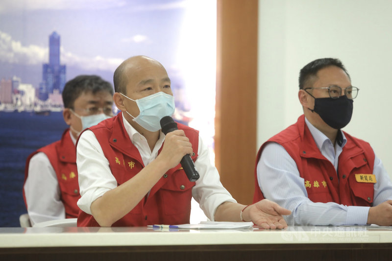 高雄市政府13日召開防疫會議,加碼規劃要對八大行業的其它業者採實名登記。市長韓國瑜(左)出席主持會議。中央社記者董俊志攝 109年4月13日