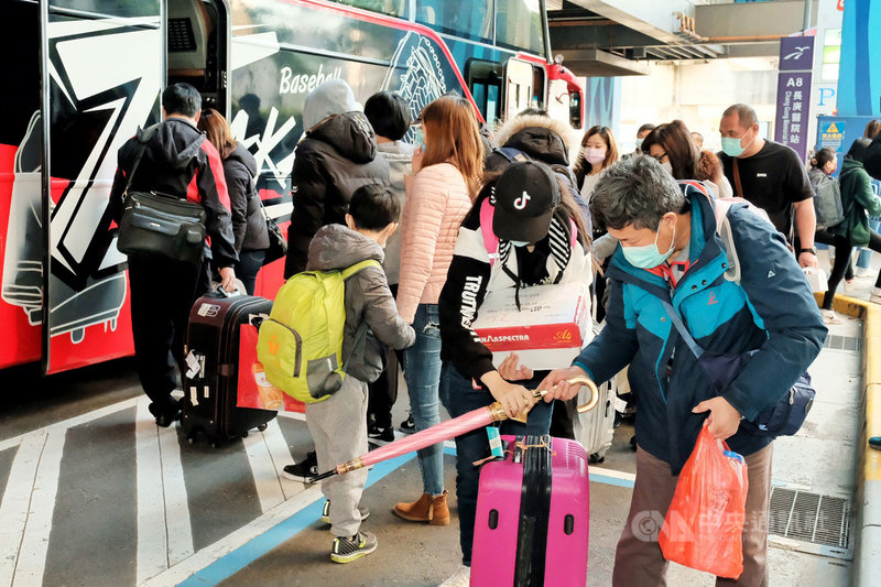 上海第一班類包機旅客3月29日抵台前往檢疫所後,13日屆滿14天解除隔離;清晨6時許,檢疫者陸續由家人接回,或是分梯次搭乘遊覽車前往高鐵桃園站和機場捷運站自行搭車返家。中央社記者吳睿騏桃園攝 109年4月13日