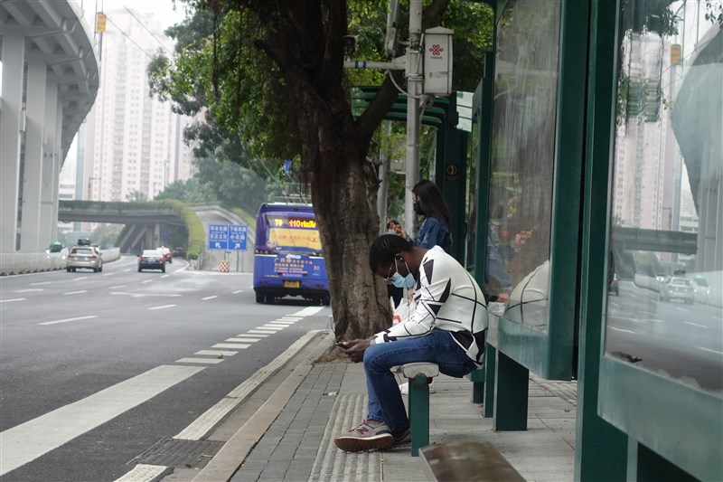 非洲國家駐中國大使12日聯合致信中國外交部長王毅,抱怨非裔人士在中國遭到歧視。圖為廣東廣州一名非裔人士在等公車。(中新社提供)