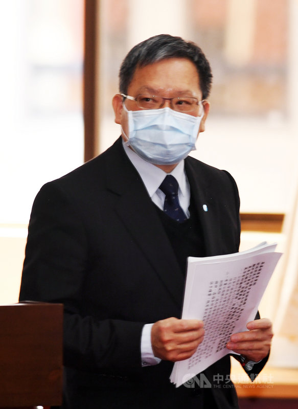 財政部長蘇建榮(圖)13日在立法院表示,武漢肺炎疫情持續,為疏散報稅期間人潮,避免群聚感染,綜所稅申報期間將全面拉長1個月,不論受疫情衝擊與否,所有申報戶都可延長至6月30日申報。中央社記者施宗暉攝 109年4月13日