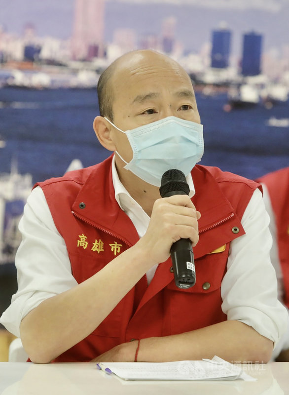 因應武漢肺炎疫情,高雄市政府13日召開防疫會議,市長韓國瑜(圖)會後宣布,針對八大行業酒店、舞廳以外的其它業者採實名制登記,會在擬定相關措施公告後向中央報備,經同意後施行。中央社記者董俊志攝 109年4月13日