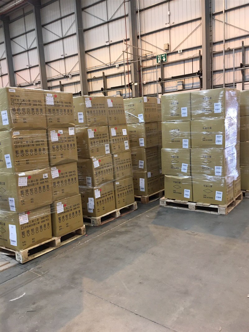 援贈歐洲的700萬片口罩近日陸續抵達,13日從法蘭克福由卡車載送,經陸路抵達英國,由駐英國代表處轉交。(圖取自twitter.com/Taiwan_in_UK)