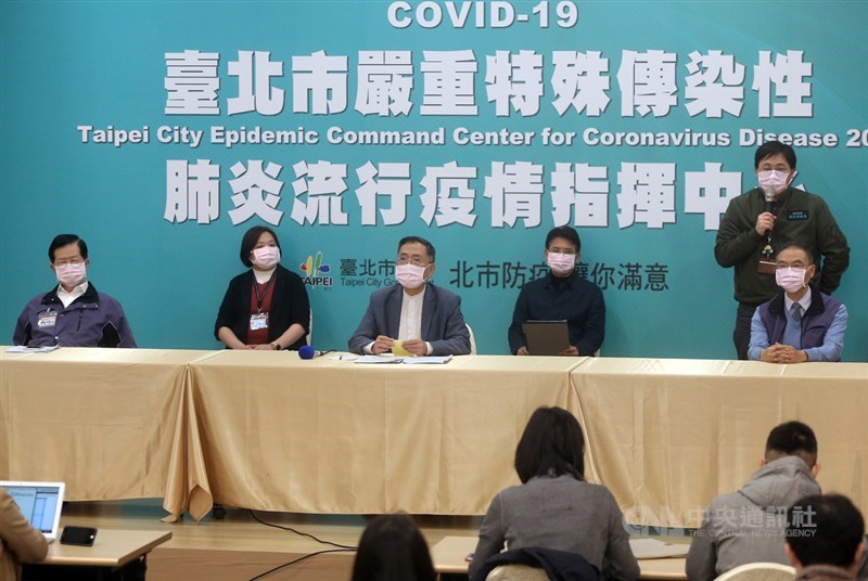 台北市政府14日舉行因應2019新型冠狀病毒疫情小組第29次應變會議,改由副市長蔡炳坤(左3)主持,出席官員全體配戴粉紅色口罩,力挺中央指揮中心「口罩不分顏色」。中央社記者鄭傑文攝 109年4月14日