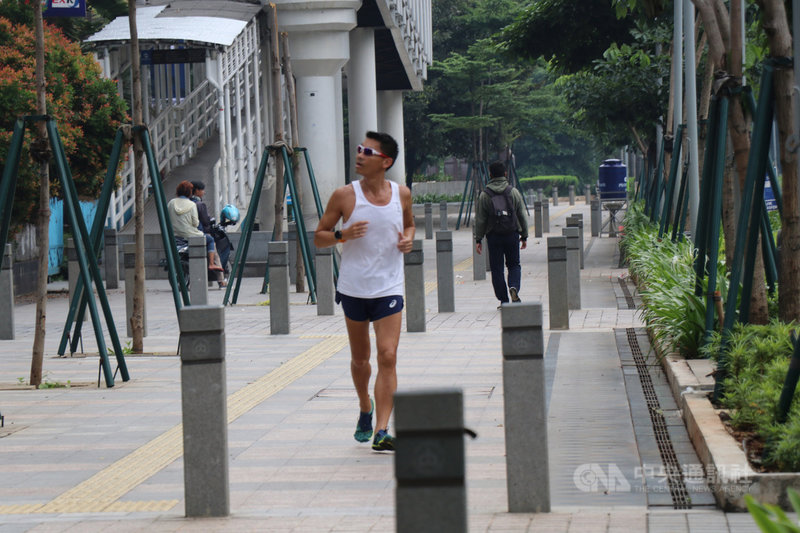 雅加達實施大規模社會限制政策,許多經濟活動停擺,有民眾10日在蘇迪曼大道慢跑。印尼政府預估,武漢肺炎將嚴重衝擊經濟。中央社記者石秀娟雅加達攝 109年4月15日