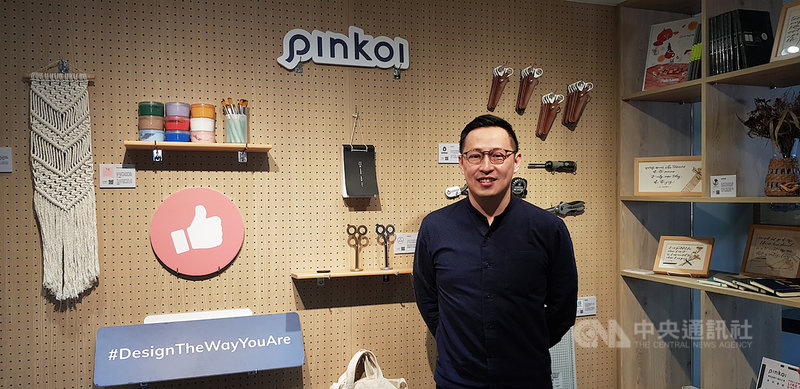 武漢肺炎疫情重創各產業,設計購物網站Pinkoi執行長顏君庭(圖)說,近期實體銷售額至少下降5成,線上銷售也下滑2、3成,讓他憂心許多業者無法度過這次難關,為此Pinkoi提出企業承諾並加碼投資平台。中央社記者鄭景雯攝 109年4月15日