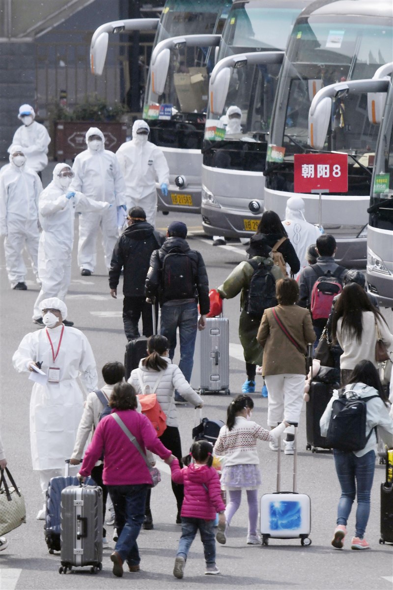 澳洲雪梨「每日電訊報」報導,有外流文件顯示,中國蓄意掩蓋或銷毀有關疫情責任的證據。圖為武漢解封後民眾出城抵北京,由防疫人員引導方向。(共同社提供)