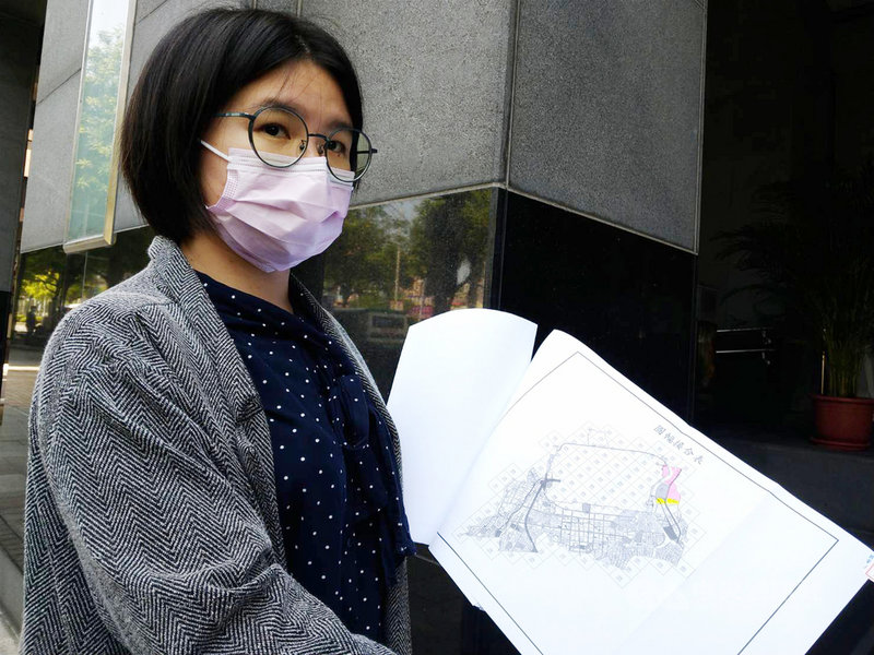 民間團體16日到環保署針對桃園航空城計畫提交公民告知書,環境法律人協會副秘書長黃怡禎(圖)指出,航空城計畫中自貿港專用區、自貿港區南邊產二用地、埔心溪疏洪設施這3個開發行為,依面積及對環境影響都屬應進行環評的開發行為,但仍未進行環評。中央社記者張雄風攝 109年4月16日