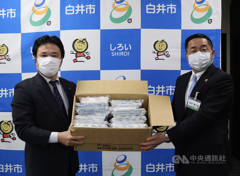 2019冠狀病毒疾病(COVID-19)疫情蔓延全球,日本疫情嚴峻。中華民國外交部16日宣布捐200萬片口罩給日本,台灣的民間團體捐口罩套給日本,加深台日情誼。(和田健一郎提供)中央社記者楊明珠東京傳真 109年4月16日