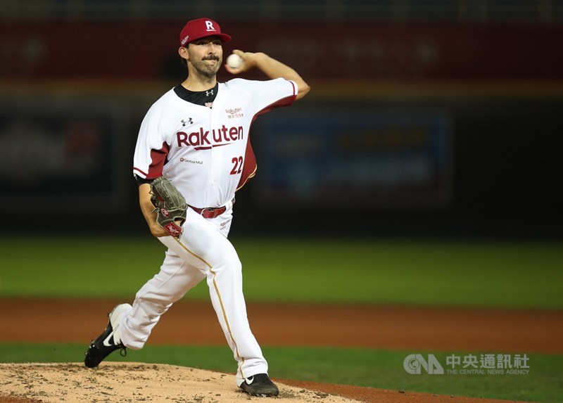 中華職棒15日在桃園球場進行樂天桃猿與統一獅之戰,桃猿派出卡本特(Ryan Carpenter)擔任先發投手。中央社記者張新偉攝 109年4月15日