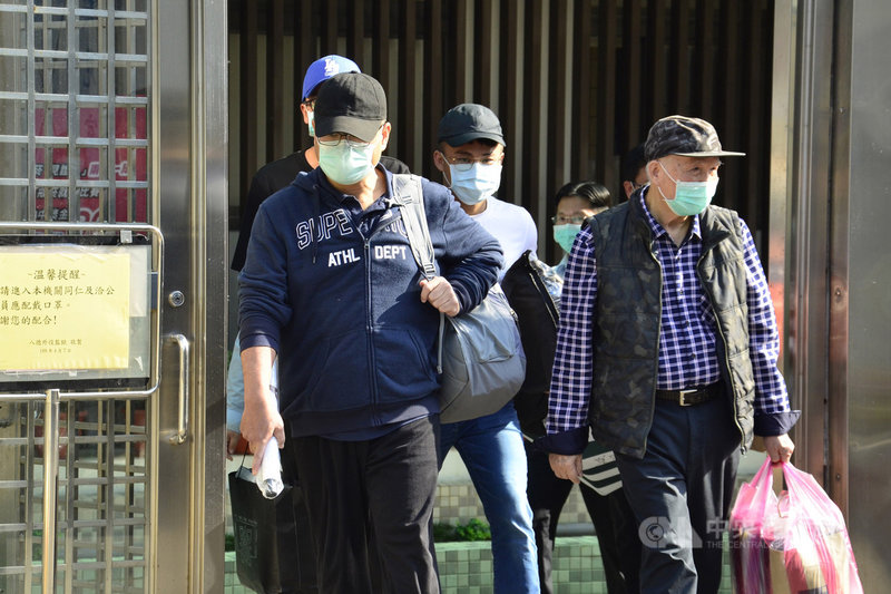 前國民黨立委林益世(左1)因財產來源不明罪遭判2年定讞,日前申請假釋獲准,高院更一審合議庭認定無羈押必要。林益世16日下午出獄,他穿著深藍色運動服,戴著口罩與黑色帽子,面對媒體不發一語,隨即搭車離去。中央社記者吳睿騏桃園攝 109年4月16日