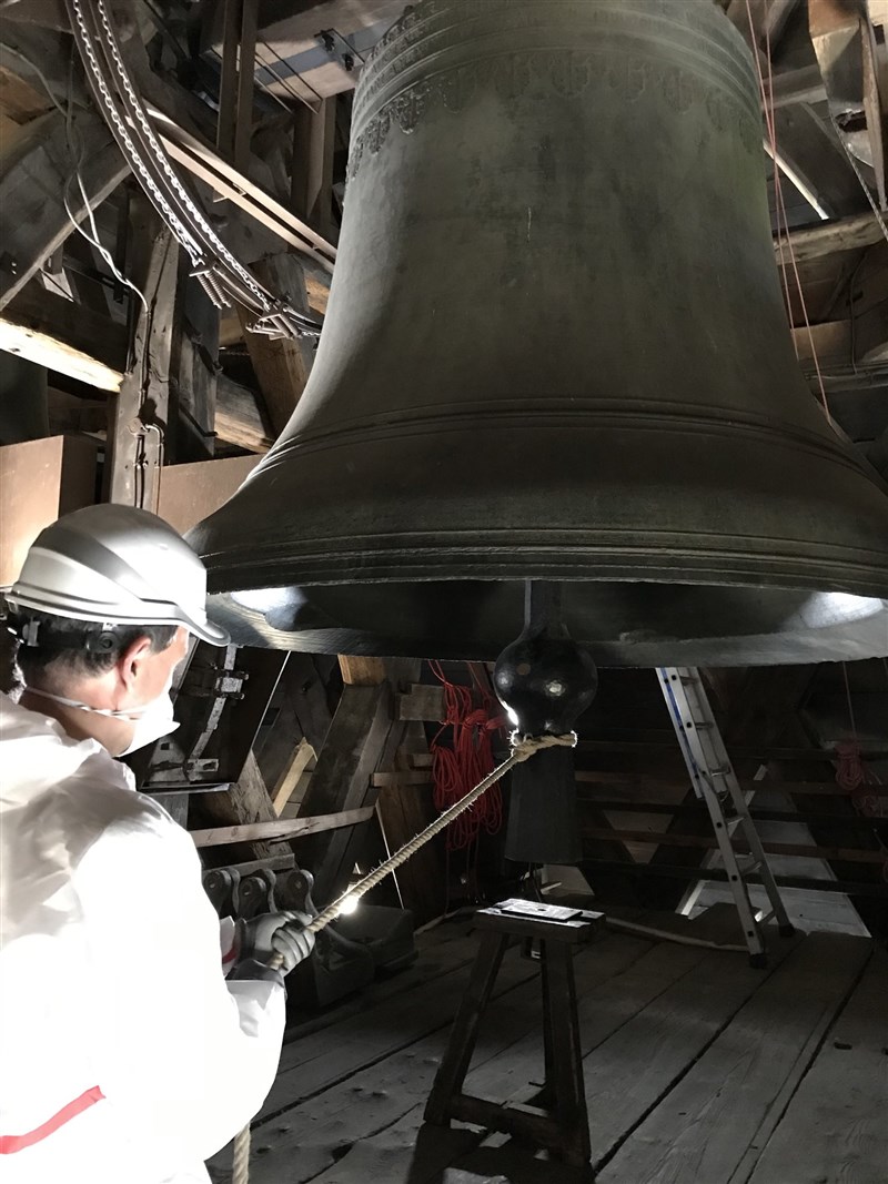 法國巴黎聖母院僅存的一口鐘15日敲響，除了紀念一年前的大火之外，也為抗疫的醫護人員打氣。（圖取自twitter.com/notredameparis）