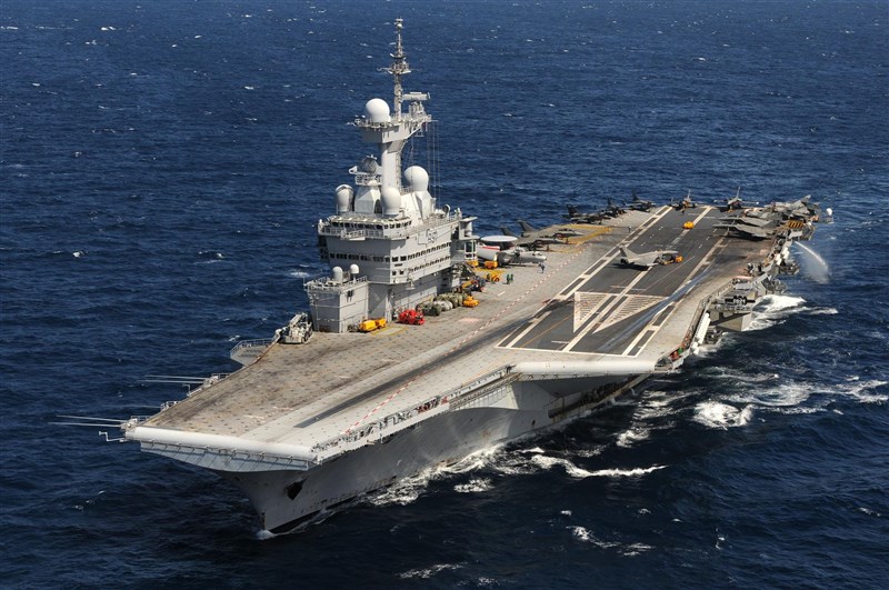 法國國防部15日表示,包括航空母艦戴高樂號(圖)以及巡防艦騎士保羅號在內的海軍航空母艦艦隊,已有大批官兵確診武漢肺炎。(圖取自法國海軍網頁defense.gouv.fr)