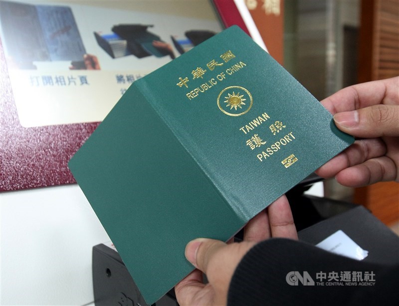 遍布世界各地近50個海外台灣人社團15日聯合聲明,要求政府在護照上以Taiwan為唯一英文名稱。(中央社檔案照片)