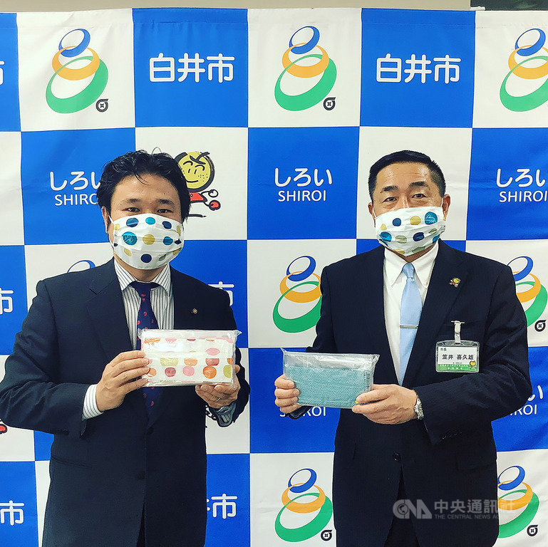 「台南台日友好交流協會」及未來企業有限公司16日合捐500片口罩套給日本千葉縣白井市,市長笠井喜九雄(右)、市議員和田健一郎(左)表示感謝。(和田健一郎提供)中央社記者楊明珠東京傳真 109年4月16日