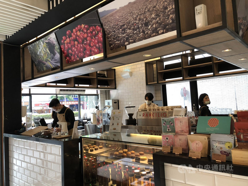 猿田彥珈琲跟CHECK inn雀客旅館合作打造「旅人期間限定店」,店內日籍咖啡師也特別結合台灣在地威士忌,推出威士忌拿鐵。中央社記者蘇思云攝 109年4月17日