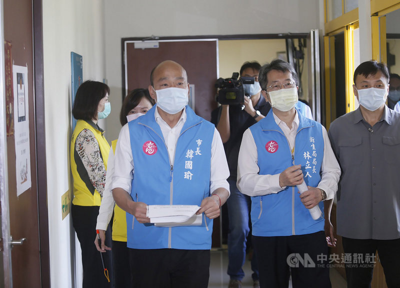中選會17日召開委員會議審查高雄市長韓國瑜(前左)的罷免案,依法宣告罷免案成立,投票日訂於6月6日。圖為韓國瑜上午現身視察衛生局疫調支援中心。中央社記者董俊志攝 109年4月17日