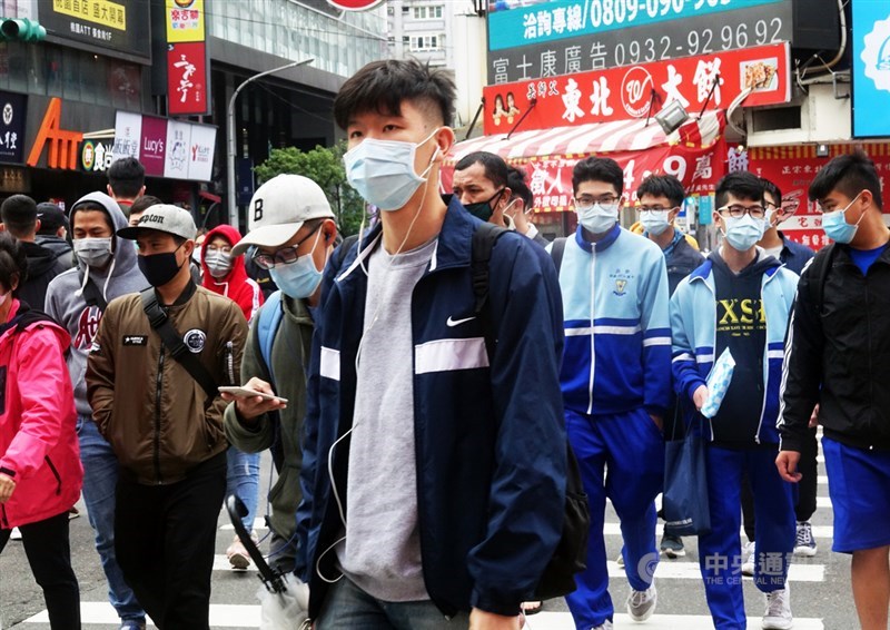 美國有線電視新聞網網站刊登專文,介紹台灣防疫情況。圖為桃園市民假日上街也都戴上口罩。(中央社檔案照片)