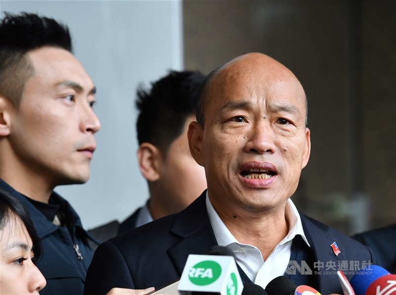 台北高等行政法院17日駁回高雄市長韓國瑜(右)聲請停止執行罷免案;韓國瑜委任律師、國民黨考紀會主委葉慶元表示,韓國瑜將提出抗告。(中央社檔案照片)