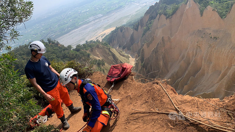 苗栗縣三義鄉火炎山是國內著名礫石惡地形,峽谷景觀壯麗但崖邊土石易崩塌,新北市林姓警員17日在懸崖邊拍照時疑因土石鬆動,意外墜落峽谷,不幸身亡。(苗栗縣消防局提供)中央社記者管瑞平傳真 109年4月17日