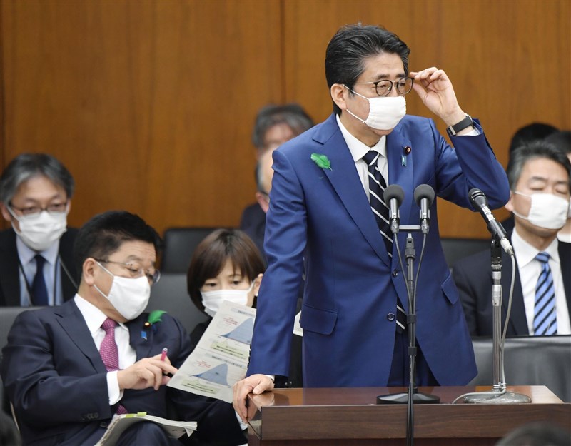 日本首相安倍晉三(前)17日晚間召開記者會說明武漢肺炎疫情,有關世界衛生組織遭質疑不中立的問題,他說,日本一直都強力支持台灣以觀察員身分參與。(共同社提供)