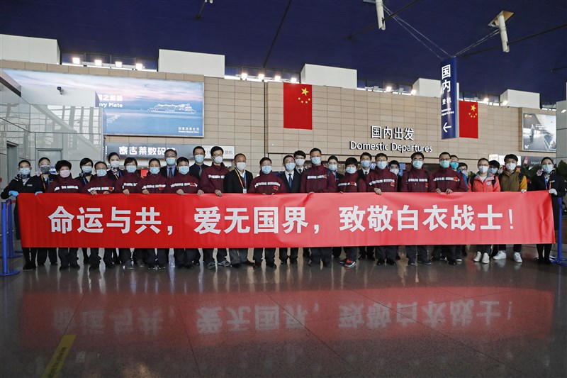 武漢肺炎疫情發生以來,中國透過「戰狼外交」反擊外國對其隱瞞疫情的質疑。3月歐美疫情爆發後,習近平強調「中國可以提供幫助」。圖為中國醫療人員赴義大利協助救治患者。(中新社提供)