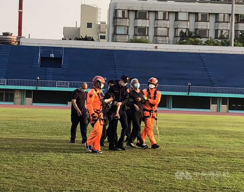 新北市林姓警員17日與友人同遊苗栗三義火炎山,卻意外墜谷身亡,遺體經直升機吊掛至苗栗縣體育場後送,林男父母得知惡耗哭斷腸,場面悲傷。中央社記者管瑞平攝 109年4月17日