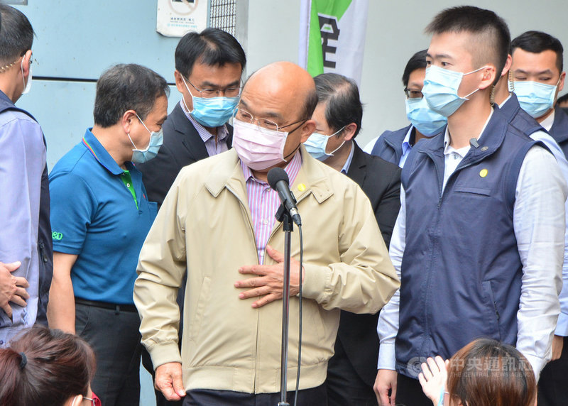 行政院長蘇貞昌(前中)18日到新北產業園區視察豬肉凍存倉儲時表示,民以食為天,糧食供應充分無虞,請國人放心。中央社記者黃旭昇新北攝 109年4月18日