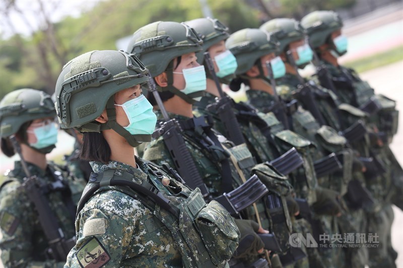 國防部18日說,為確保國軍戰力完整,即日起國軍及國防部內所有人員將全天配戴口罩。圖為全女性官兵組成的M110A2自走砲班9日演練畫面。(中央社檔案照片)