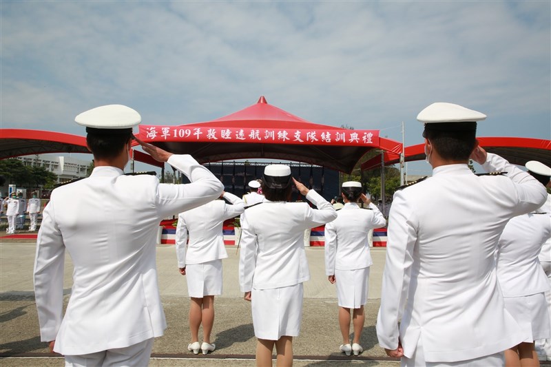 國防部表示,敦睦艦隊官兵返國入境時,744名官兵全員均在「入境健康聲明卡」勾選無發燒、咳嗽及呼吸急促等症狀的選項,是否涉及不實,將在解除隔離後調查釐清。圖為15日海軍敦睦艦隊結訓典禮。(圖取自facebook.com/ROCNAVY.tw)