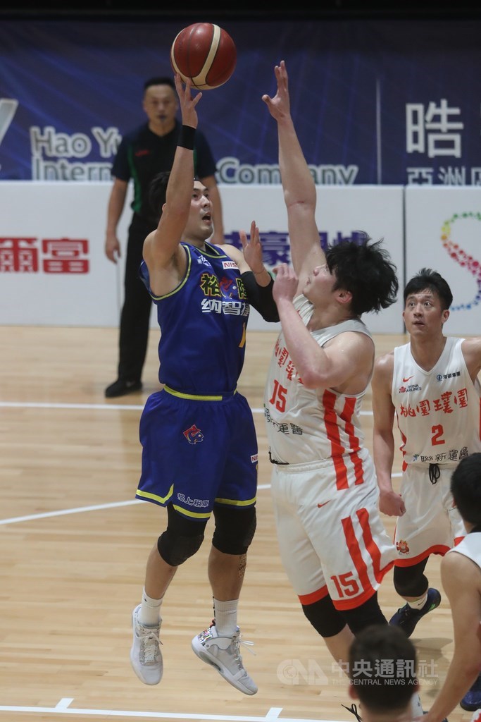 SBL季後挑戰賽16日由桃園璞園建築對上裕隆納智捷,終場裕隆以91比89擊敗璞園,裕隆呂政儒(藍衣)拿下全隊最高23分。中央社記者吳家昇攝 109年4月16日