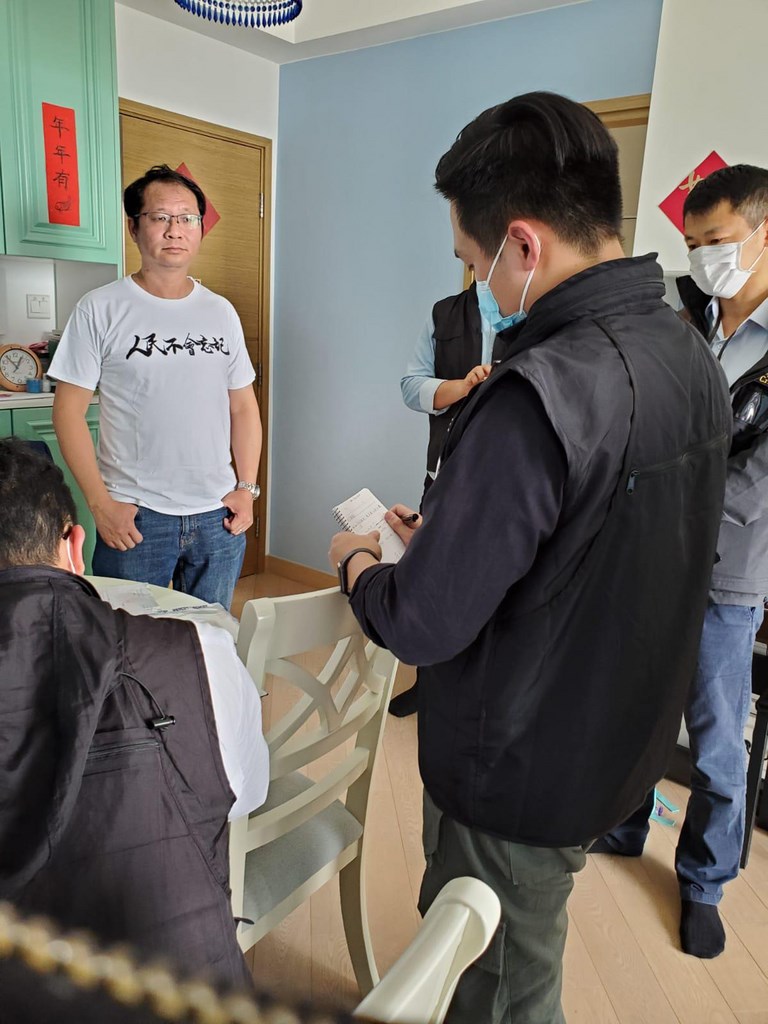 香港警方18日拘捕14名泛民人士,指他們涉嫌於去年8至10月間參加非法集結。圖為支聯會祕書蔡耀昌(左)在家中被捕。(蔡耀昌提供)中央社記者張謙香港傳真 109年4月18日