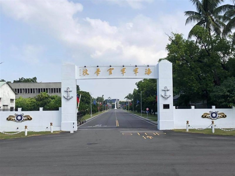 海軍敦睦艦隊24名官兵確診武漢肺炎,國防部軍政副部長張哲平上將宣布,海軍官校20日起停課。(圖取自facebook.com/pg/R.O.C.NavalAcademy)