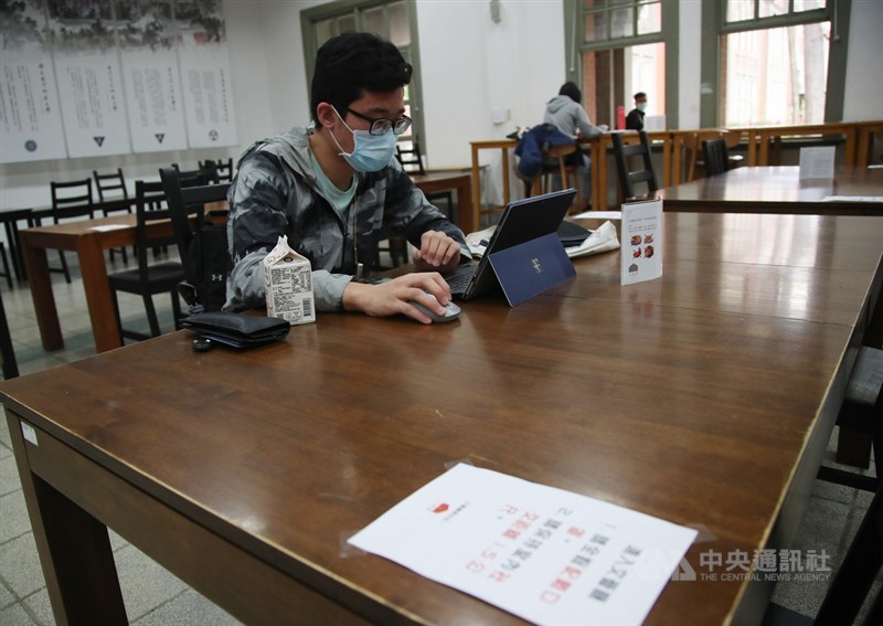 國立台灣師範大學文薈廳供學生自習、閱讀,桌面貼有公告,提醒學生等相關人員入內需配戴口罩,並間隔座位保持社交距離。中央社記者張新偉攝 109年4月6日