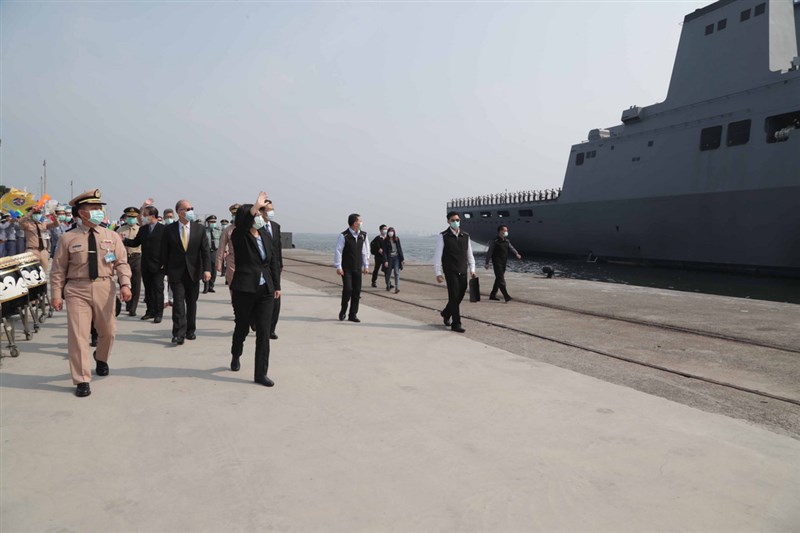受武漢肺炎疫情影響,海軍敦睦遠航支隊9日提前返國,總統蔡英文(前)赴左營軍港,僅在岸上揮手替官兵打氣。(軍聞社提供)中央社記者游凱翔傳真 109年4月9日