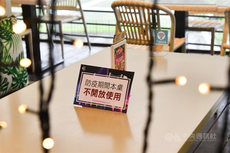 因應武漢肺炎疫情,新店碧潭旁景觀餐廳業者特別拉開餐桌間隔並設立告示牌,要求顧客保持社交距離。中央社記者林俊耀攝 109年4月12日
