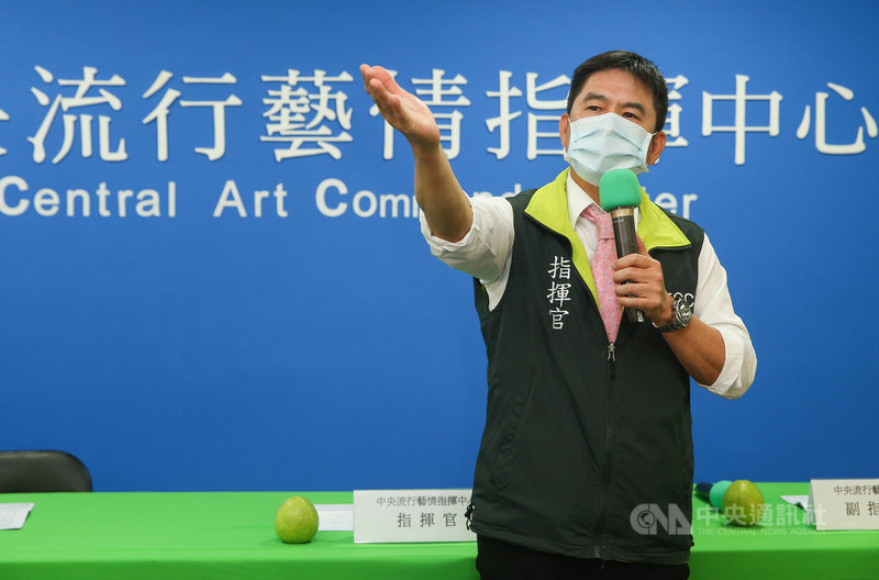 全民大劇團「中央流行藝情指揮中心」網路節目19日舉行記者會,由擅長模仿的藝人洪都拉斯(圖)扮演指揮官陳鬧鐘,用另類方式來報「藝」情。中央社記者謝佳璋攝 109年4月19日
