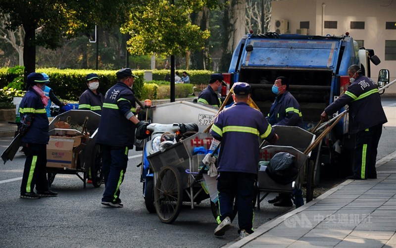 中國國家衛生健康委員會官網18日早通報,17日新增武漢肺炎確診病例26例,其中17例為境外移入。圖為上海的清潔工作人員在社區清理廢棄物。中央社記者沈朋達上海攝 109年4月18日