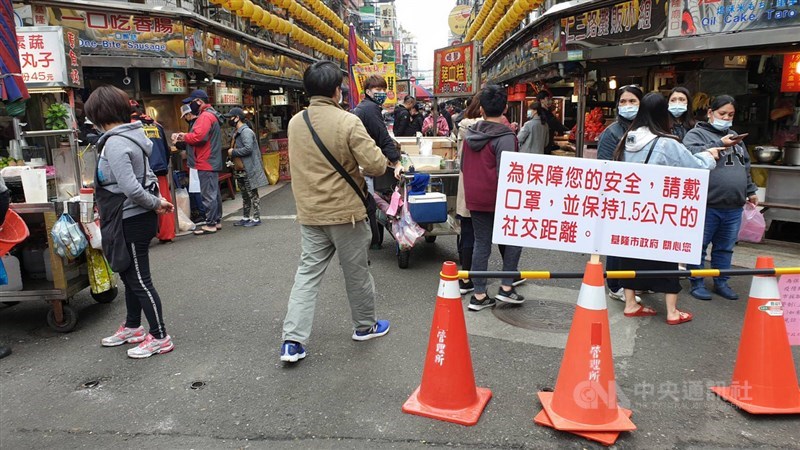 基隆市府12日起在廟口、愛四路夜市設置管制點,實施容留人數總量管制,同時間以2000人為上限,並設置告示牌,提醒民眾戴口罩及保持社交距離。中央社記者王朝鈺攝 109年4月12日