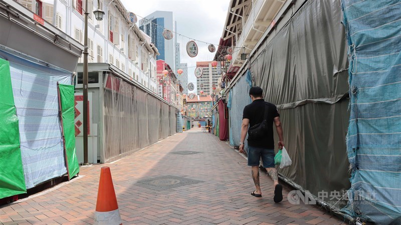 新加坡政府執行嚴格的社交安全距離,凡非必要服務場所都關閉1個月,原本人潮聚集的牛車水顯得泠清,商家多半大門深鎖,偶有路人經過。中央社記者黃自強新加坡攝 109年4月9日